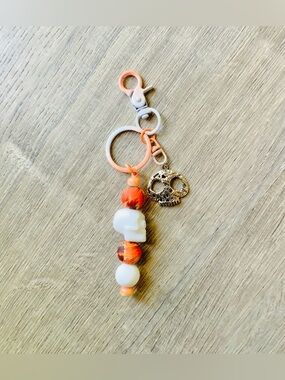 NEW📚Hand Crafted Beaded Skull Keychain (Glow-in-the-Dark)